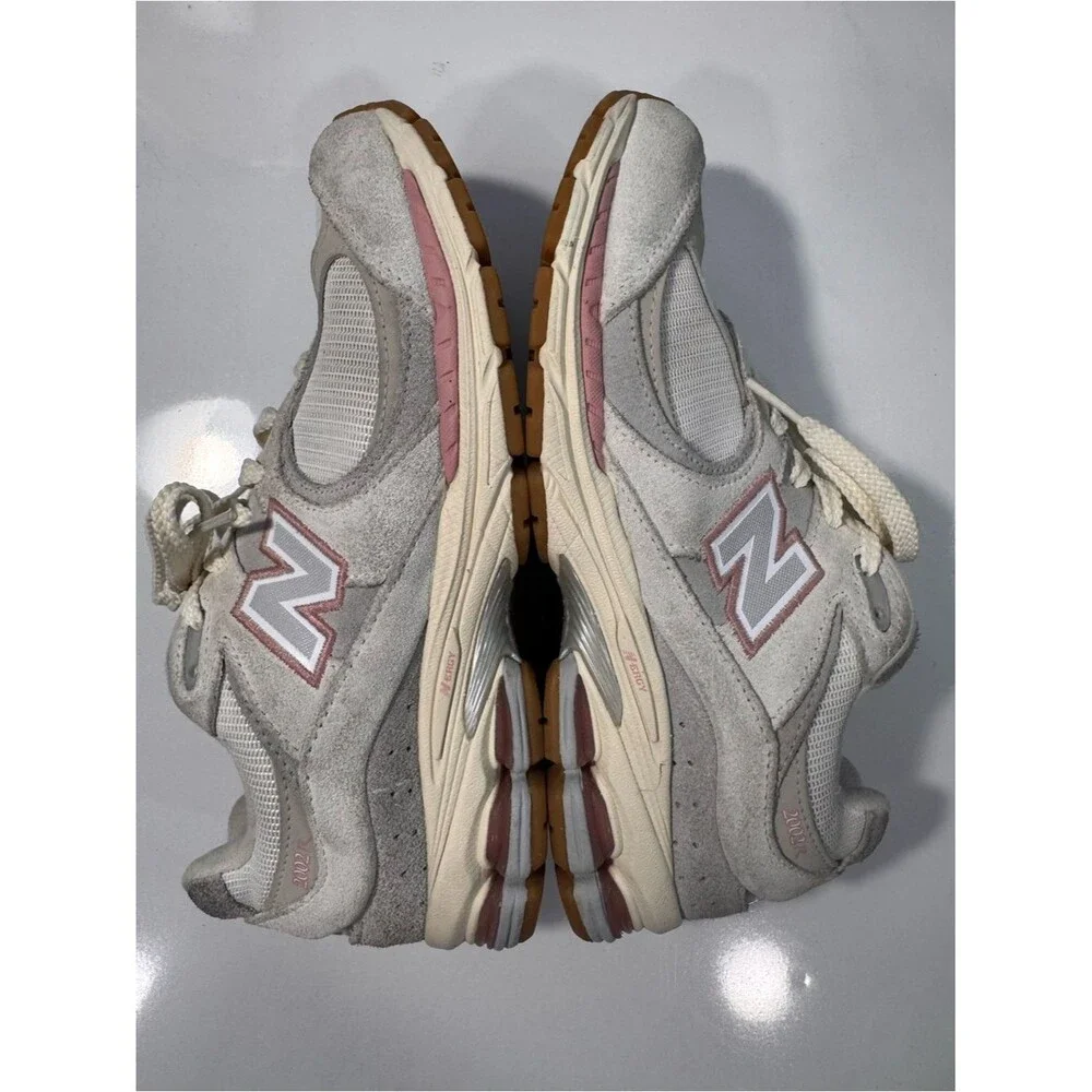 New Balance 2002R Cream Beige Gray Sneakers Men’s Size 7 Women’s 8.5